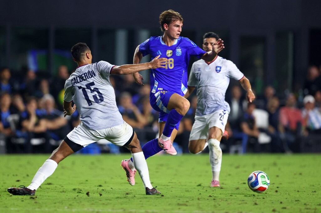 Nico Paz en el amistoso ante Puerto Rico. Número puesto para jugar el Mundial 2026.