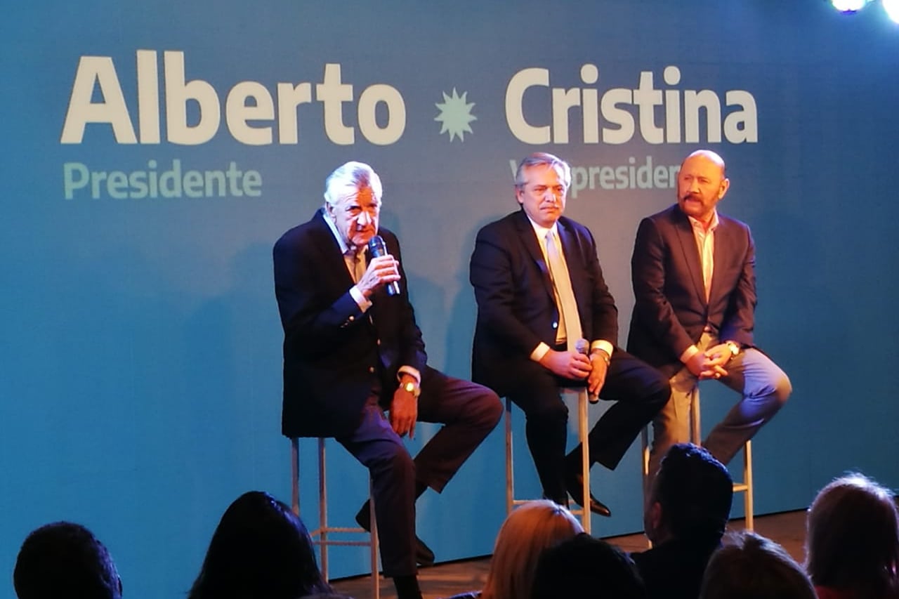 Gioja, Alberto Fernández e Insfrán en el acto en la sede del PJ.