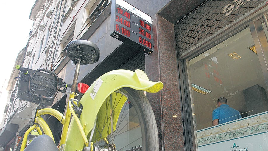 En la city estiman que las presiones cambiarias seguirán hasta febrero por factores estacionales.