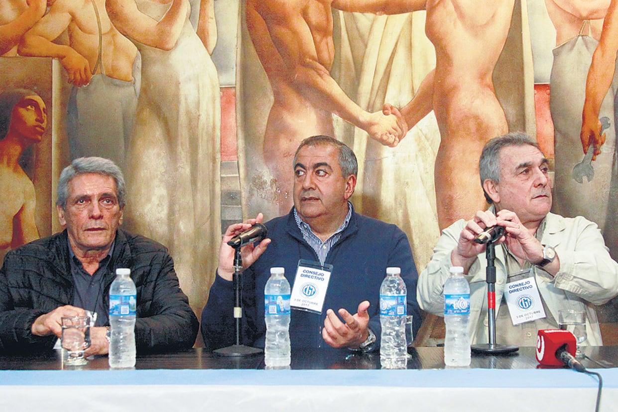 Los triunviros de la CGT, Carlos Acuña, Héctor Daer y Juan Carlos Schmid informaron ayer el llamado al paro general.