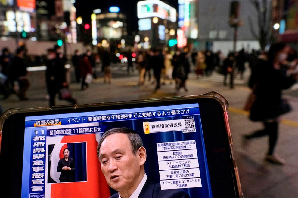 "Espero que la gente entienda que esta es una medida indispensable para mejorar esta difícil situación", dijo el primer ministro Yoshihide Suga.