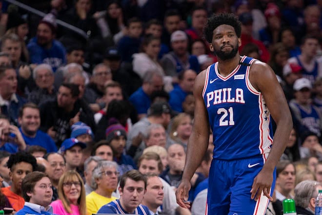 Embiid para un lado, el dedo para el otro.