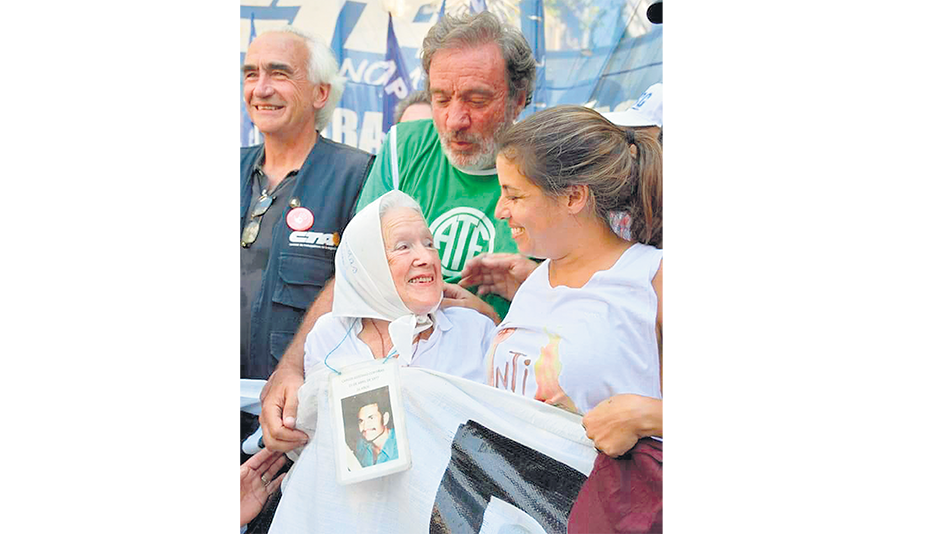 Nora Cortiñas junto a Giselle Santana en el último paro nacional de ATE, dos días antes de la entradera.