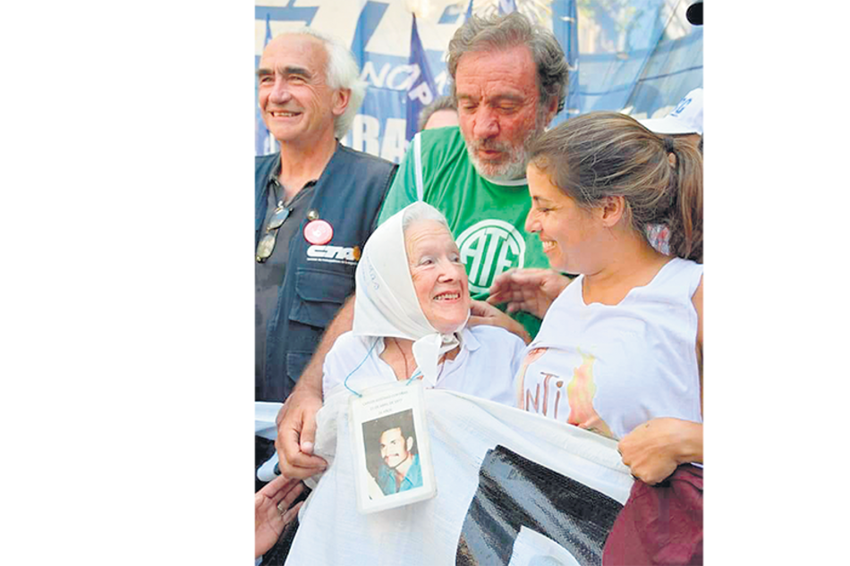 Nora Cortiñas junto a Giselle Santana en el último paro nacional de ATE, dos días antes de la entradera.