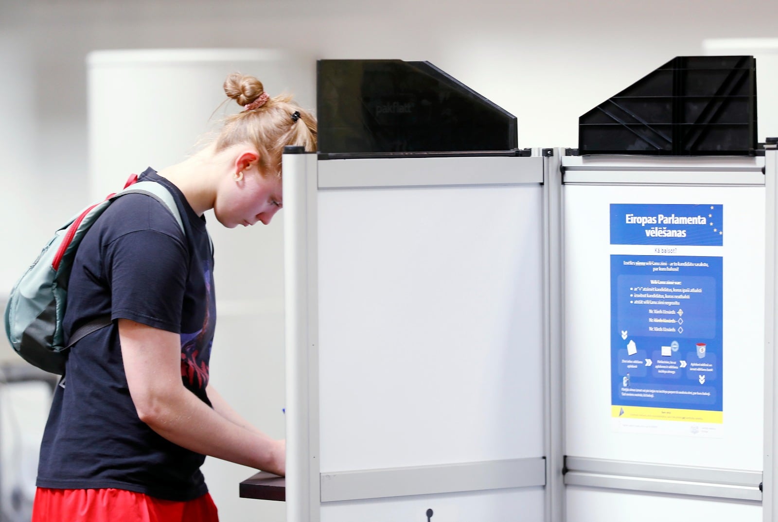 Una joven vota en la elecciones europeas en Riga, Latvia.