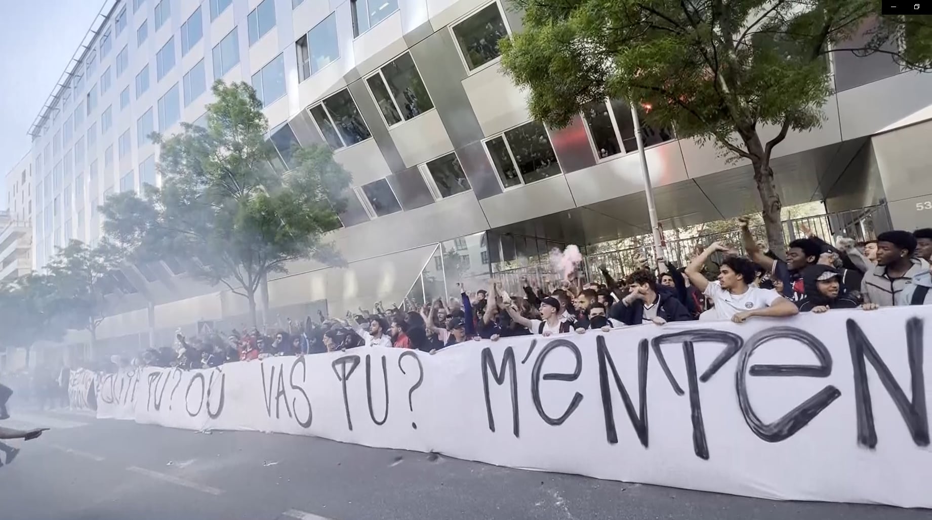 Cientos de hinchas del PSG se concentraron en la sede del club e insultaron a Lionel Messi y otros jugadores. (Foto: EFE)