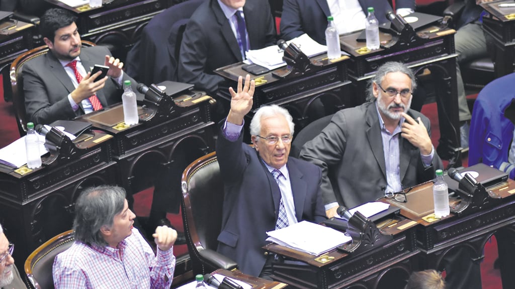 El jefe del bloque del FpV-PJ, Héctor Recalde, defendió la situación de Julio De Vido.