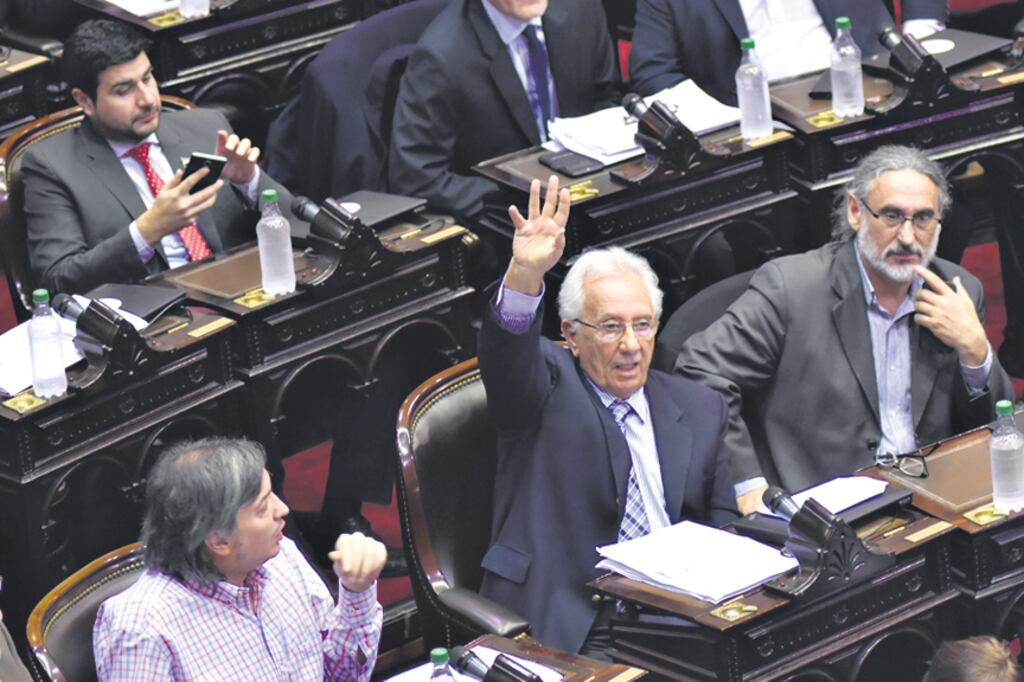 El jefe del bloque del FpV-PJ, Héctor Recalde, defendió la situación de Julio De Vido.