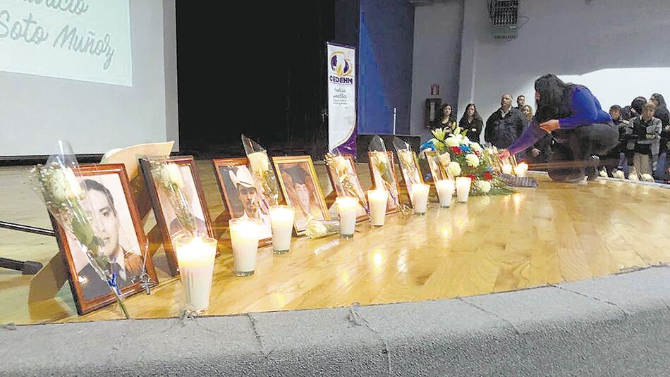 Homenaje a las víctimas identificadas ayer en el auditorio municipal de Cuauhtémoc, Chihuahua.
