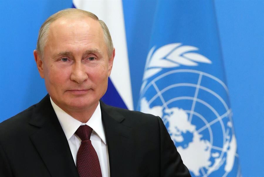 El escritor ruso Serguéi Komkov confirmó que la nominación “fue enviada el 9 de septiembre y el 10 ya había sido recibida por el comité Nobel en Oslo”.