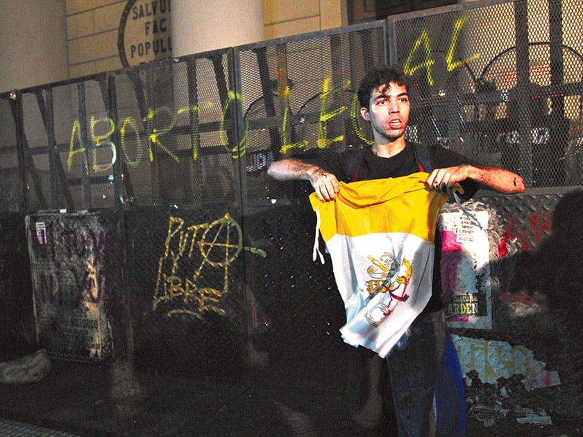 Ignacio Montagut con la bandera del Vaticano en la Plaza de Mayo, tras la marcha del 8M.