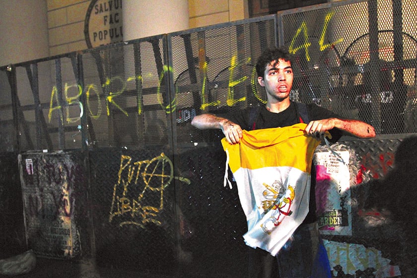Ignacio Montagut con la bandera del Vaticano en la Plaza de Mayo, tras la marcha del 8M.