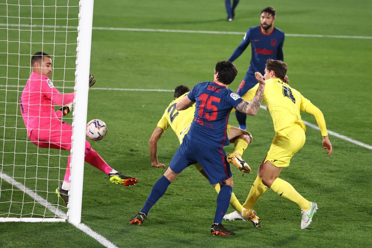 El defensor montenegrino Stefan Savic participa de la jugada del 1 a 0 del Colchonero.