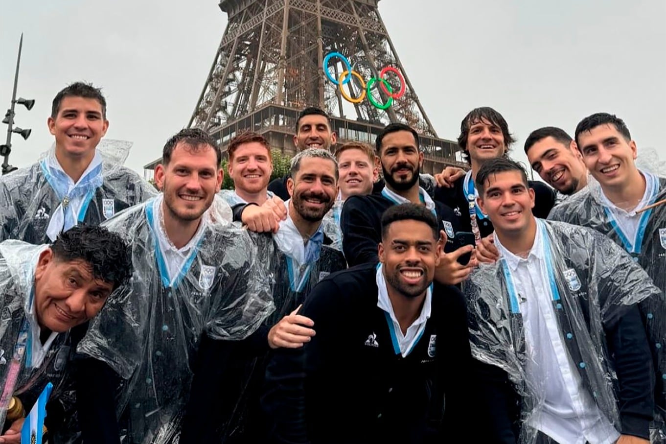 Los Gladiadores posan en la Torre Eiffel.