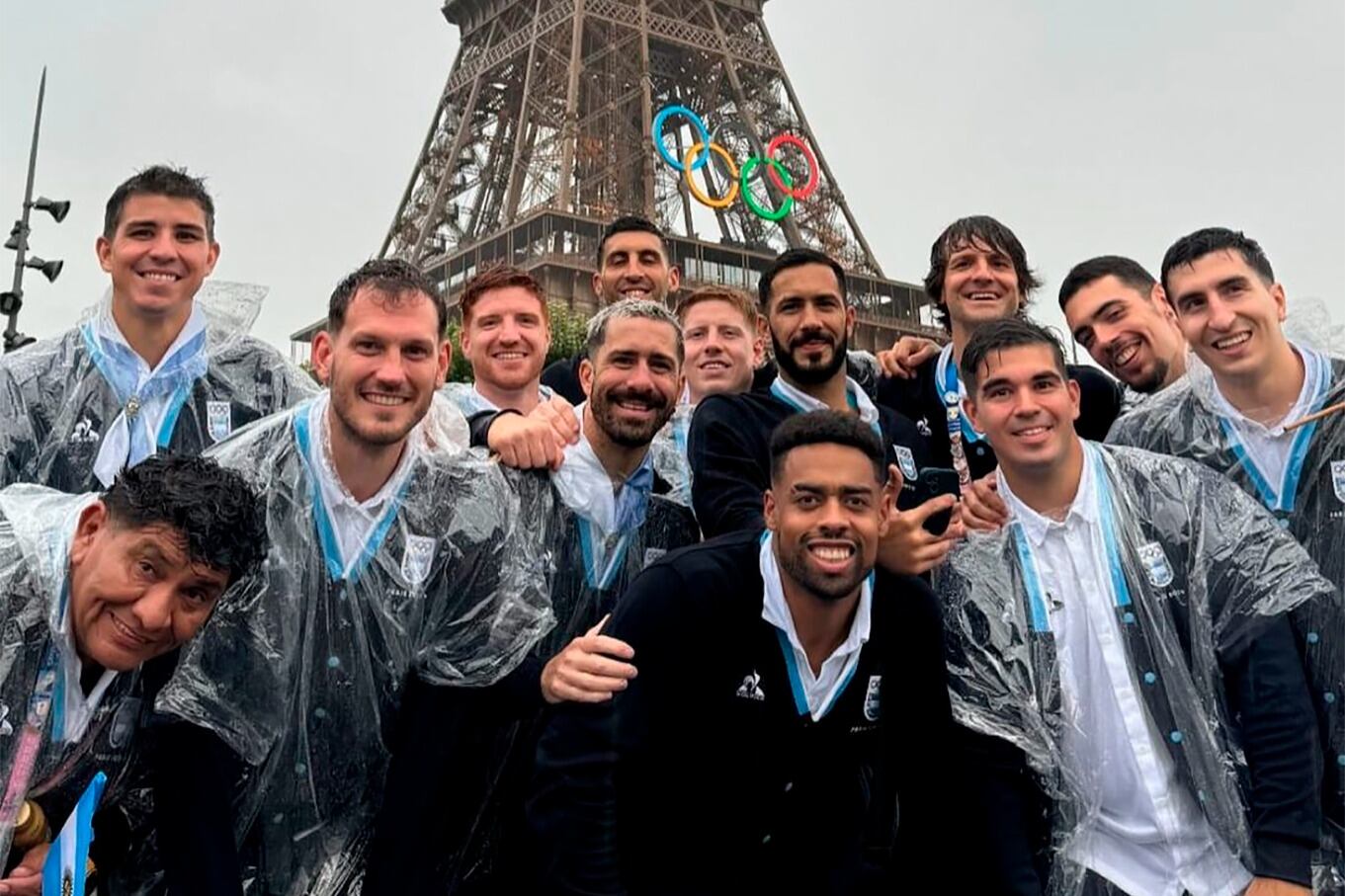 Los Gladiadores posan en la Torre Eiffel.