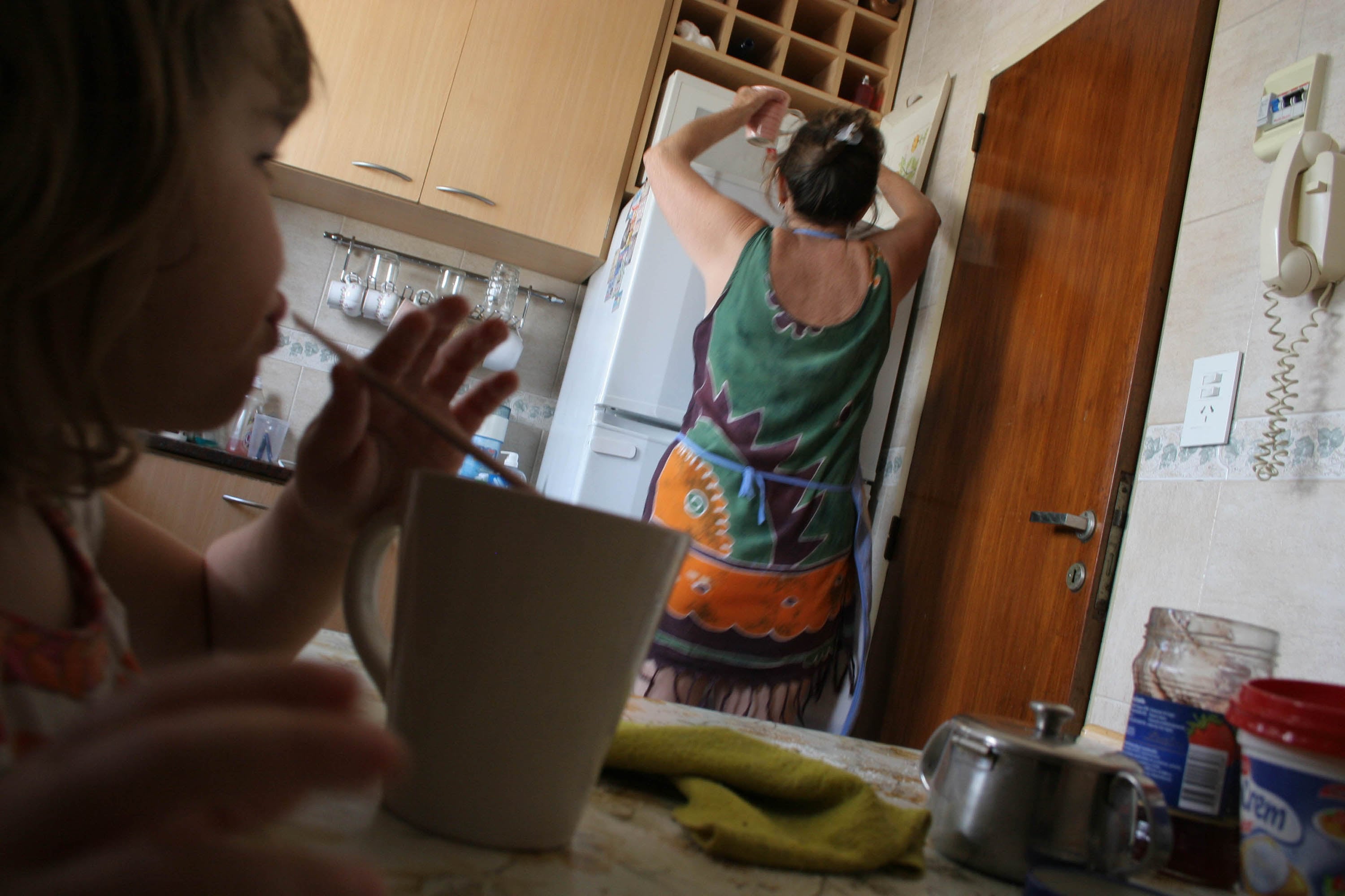 Las mujeres terminan trabajando más horas que los varones sumando trabajo remunerado y no remunerado.
