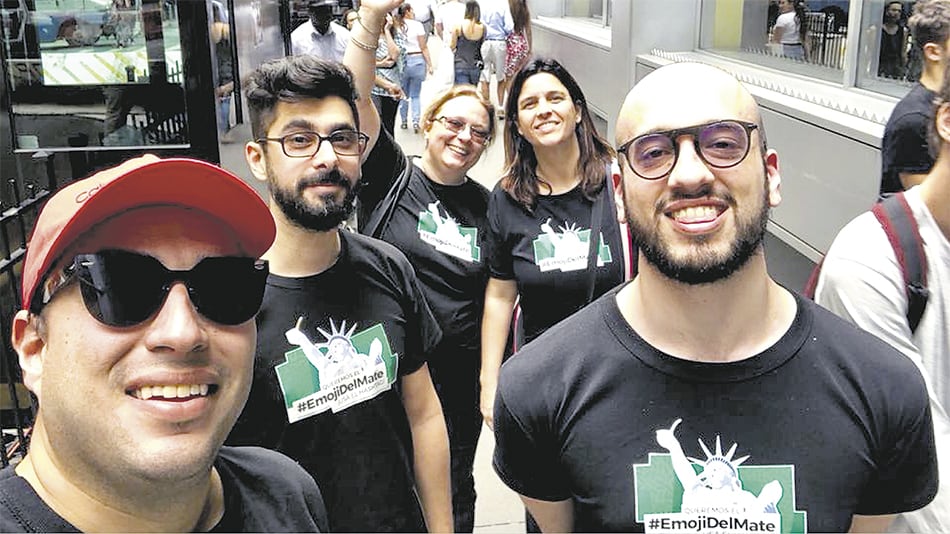 Martín Zalucki (segundo a la izq.) y el equipo de #EmojiDelMate.