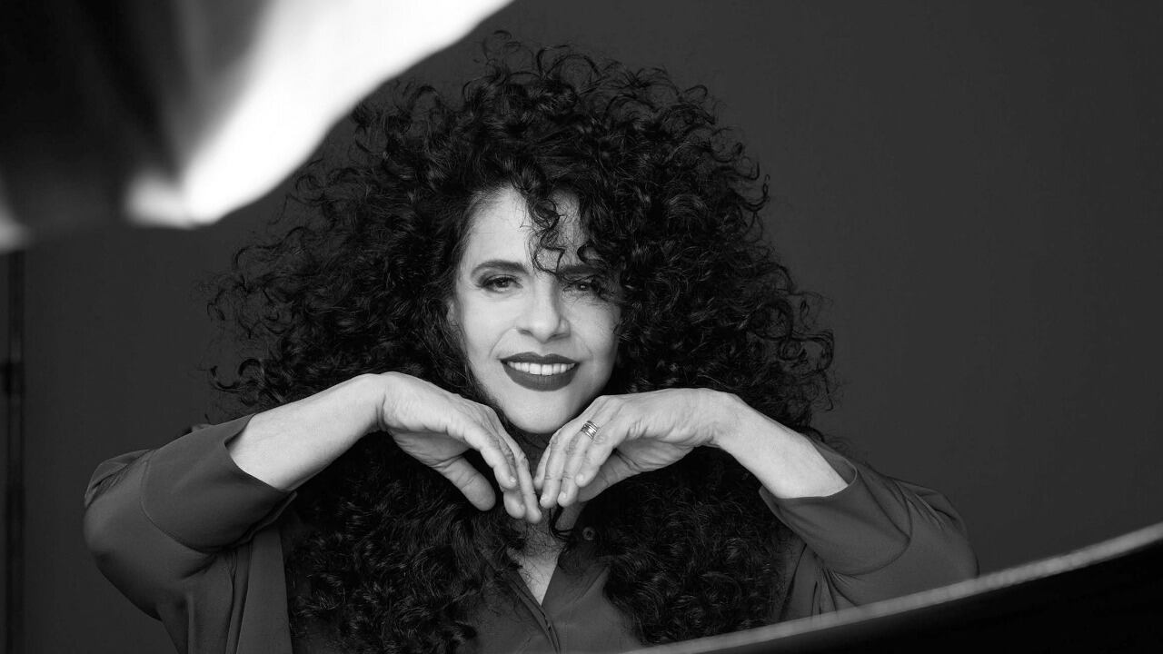 Gal Costa, dueña de una voz afectuosa y clara, desplegaba también un gran carisma.