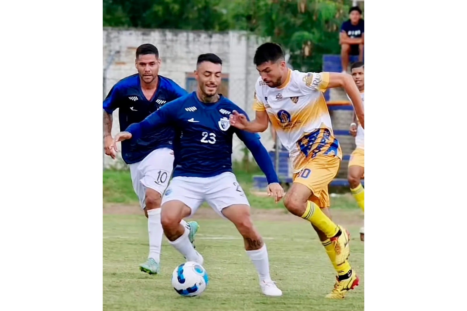Marset (el que lleva la pelota) jugó en el club Los Leones El Torno.