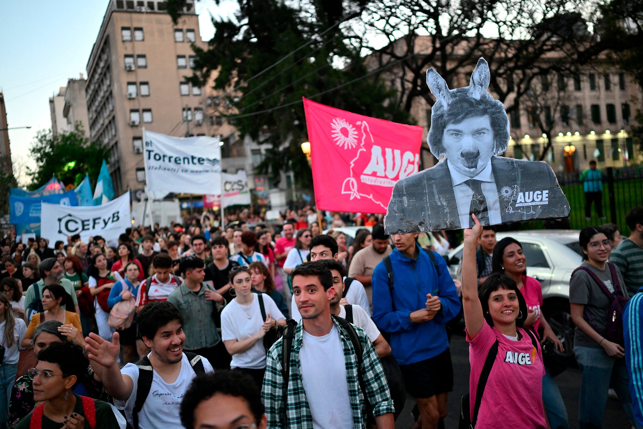 Miles de estudiantes se movilizaron hacia el Palacio Pizzurno, una de las tantas medidas del plan de lucha universitario.