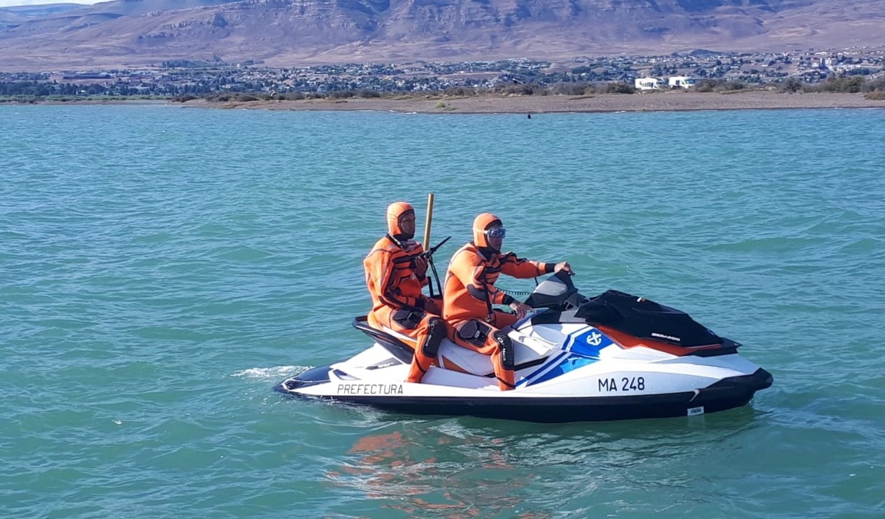 Según informó la Policía provincial, la Prefectura inició la búsqueda porque Pérez "se registró ante la mencionada autoridad con el fin de navegar en kayak" y no regresó "hasta el momento".