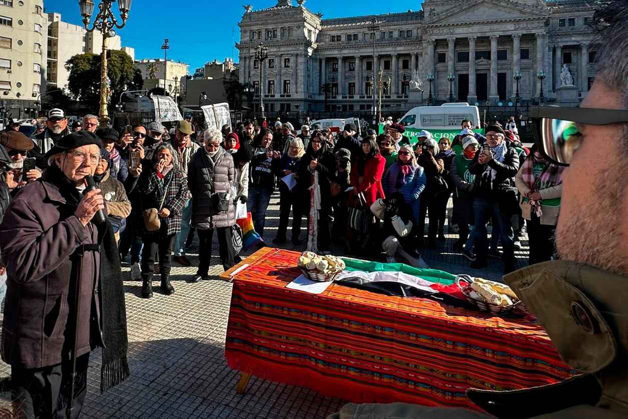 El premio Nobel Adolfo Pérez Esquivel durante el acto frente al Congreso.