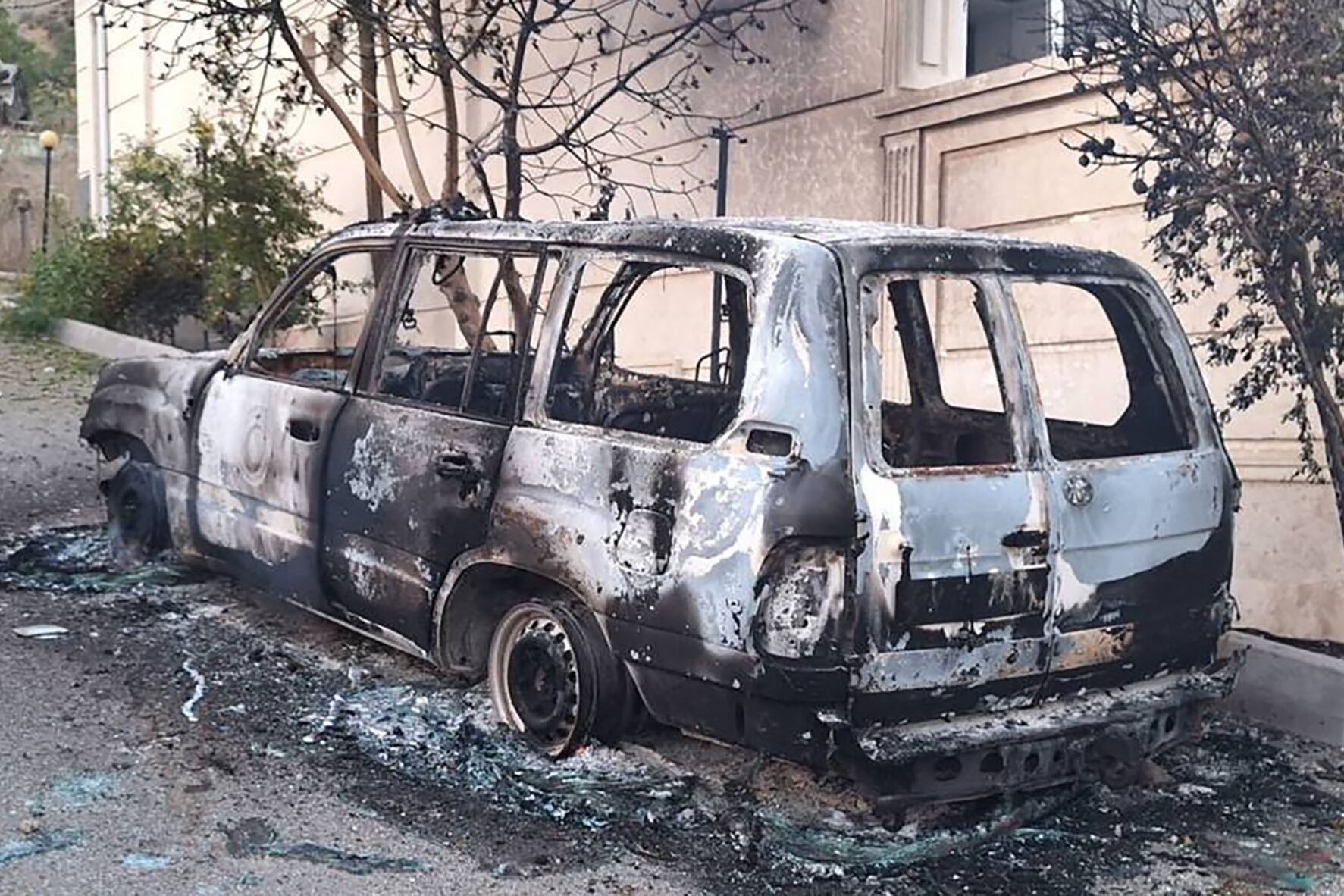 Imagen de la ambulancia de la Media Luna Roja calcinada en Teherán.