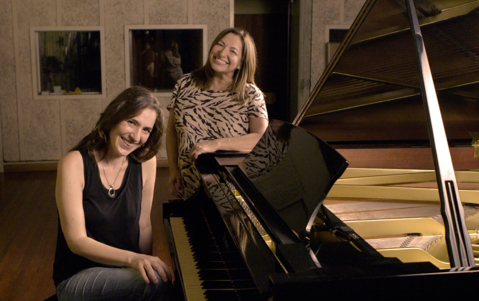 Verónica Bellini y Mavi Díaz, hacedoras del homenaje a las poetas.