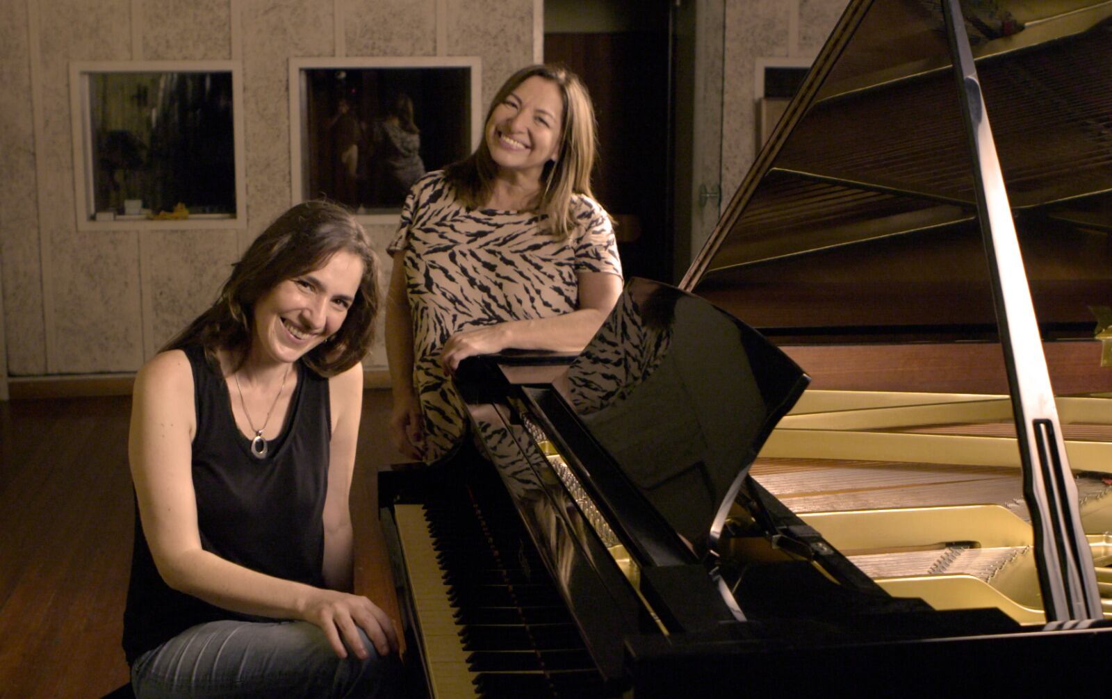 Verónica Bellini y Mavi Díaz, hacedoras del homenaje a las poetas.