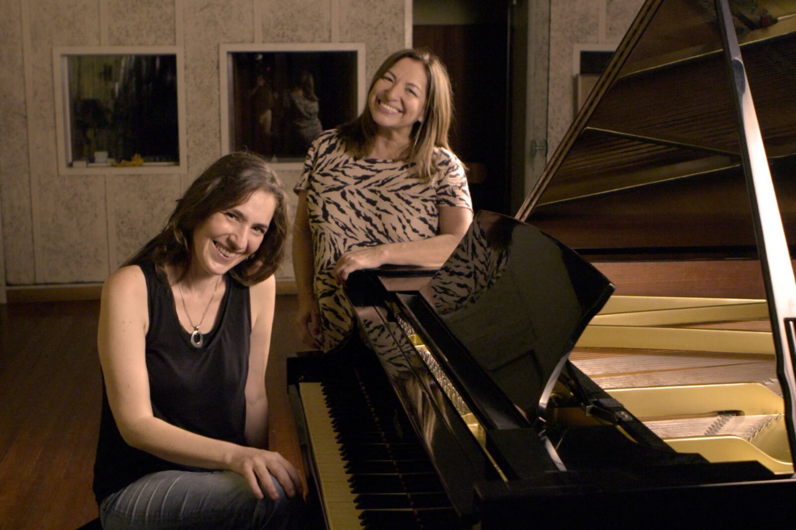 Verónica Bellini y Mavi Díaz, hacedoras del homenaje a las poetas.