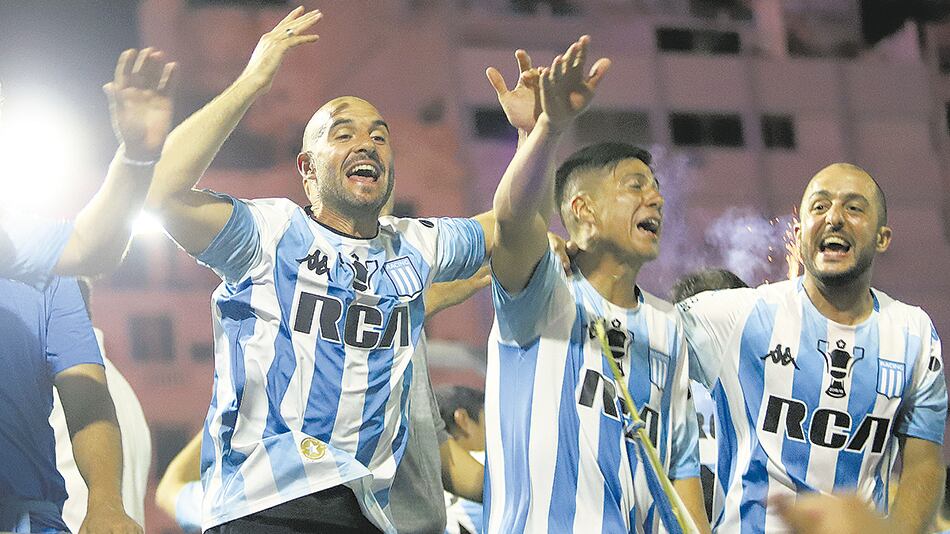 Lisandro “Licha” López a los gritos en el festejo con los hinchas en el Obelisco.