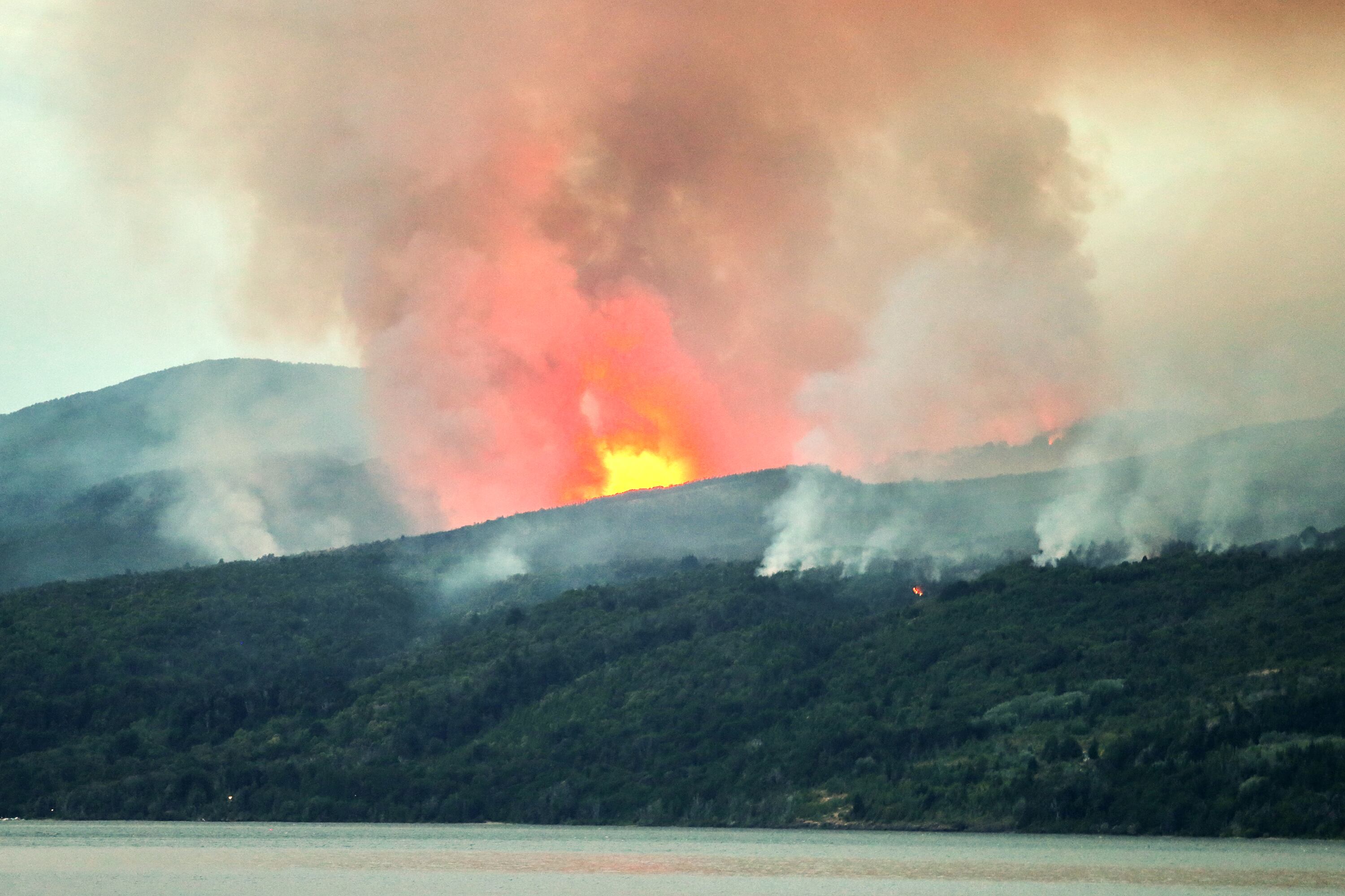 El fuego en Los Alerces lleva cinco días activo.