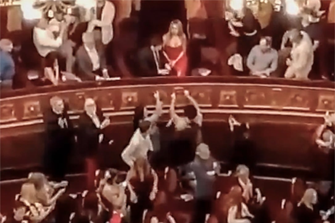 Milei y Florez debieron retirarse del Colón en medio del descontento de los presentes.