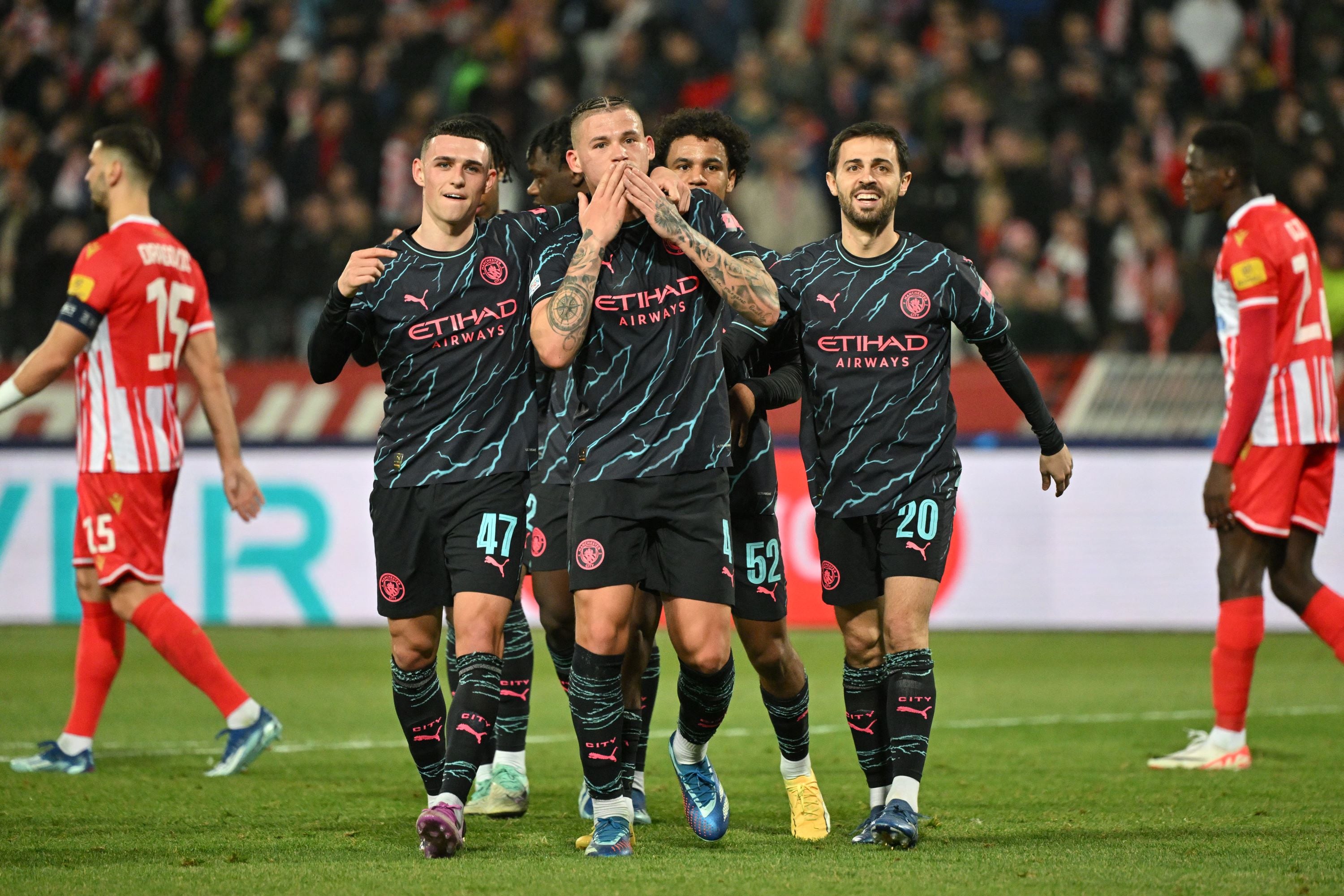 Manchester City, el defensor del título, ganó y clasificó con puntaje perfecto en su grupo