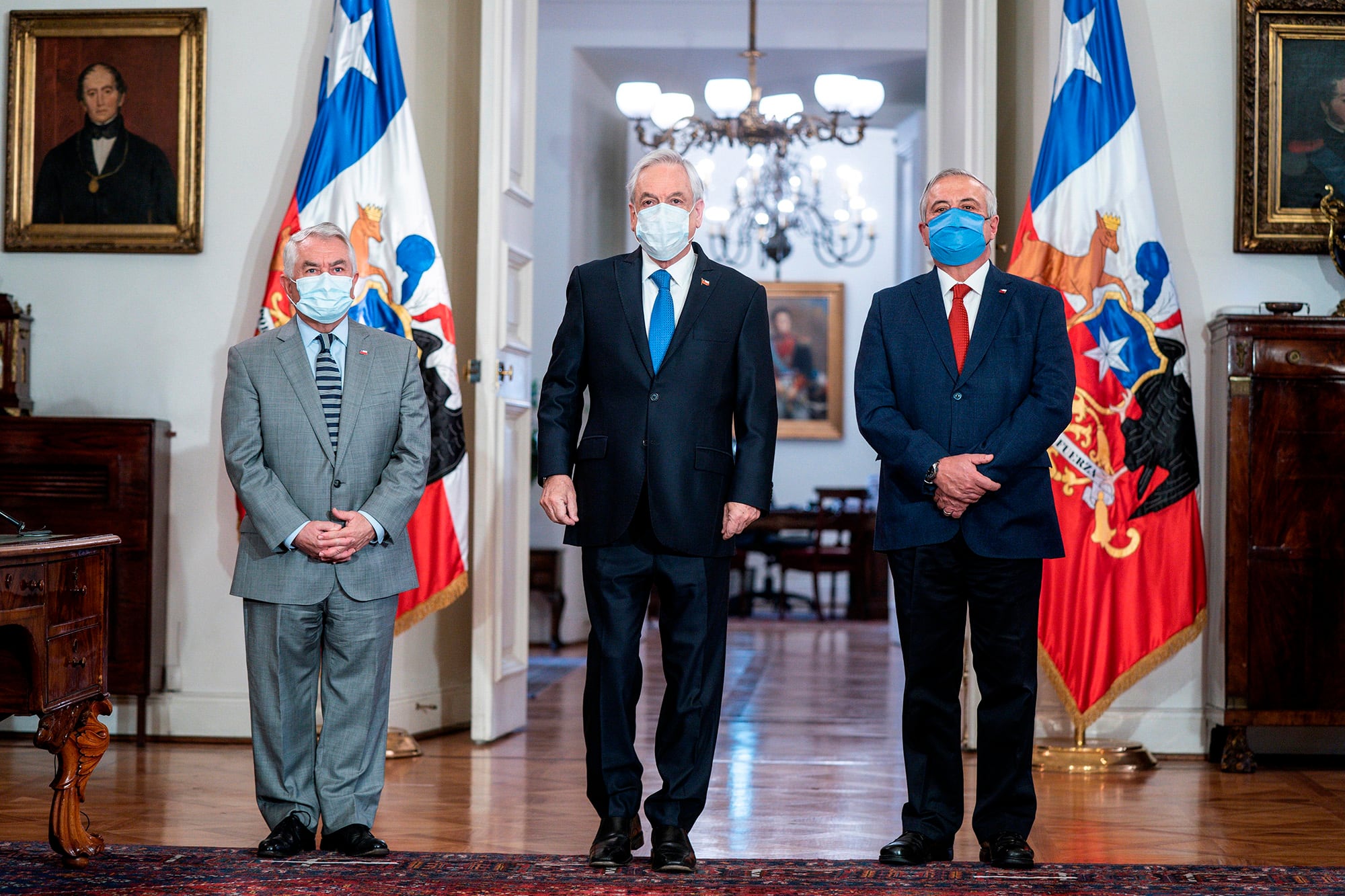 Piñera (centro) con su nuevo ministro de Salud, Paris (izq.) y el renunciante Mañalich (der.)