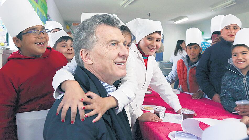 El Presidente visitó una escuela tucumana en El Brecho, donde armaron un taller de emprendedurismo.