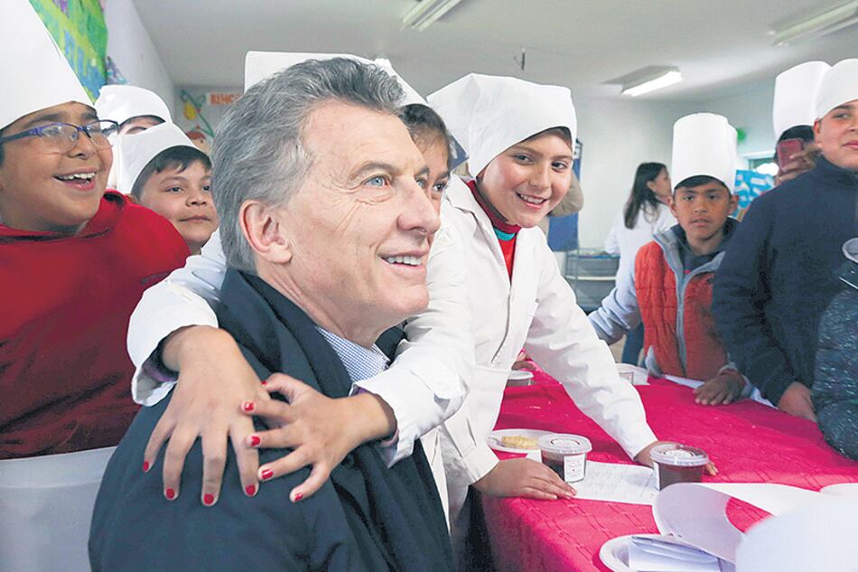 El Presidente visitó una escuela tucumana en El Brecho, donde armaron un taller de emprendedurismo.