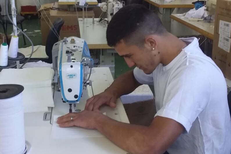 Cooperativas textiles y empresas recuperadas están confeccionando barbijos y otros insumos sanitarios.