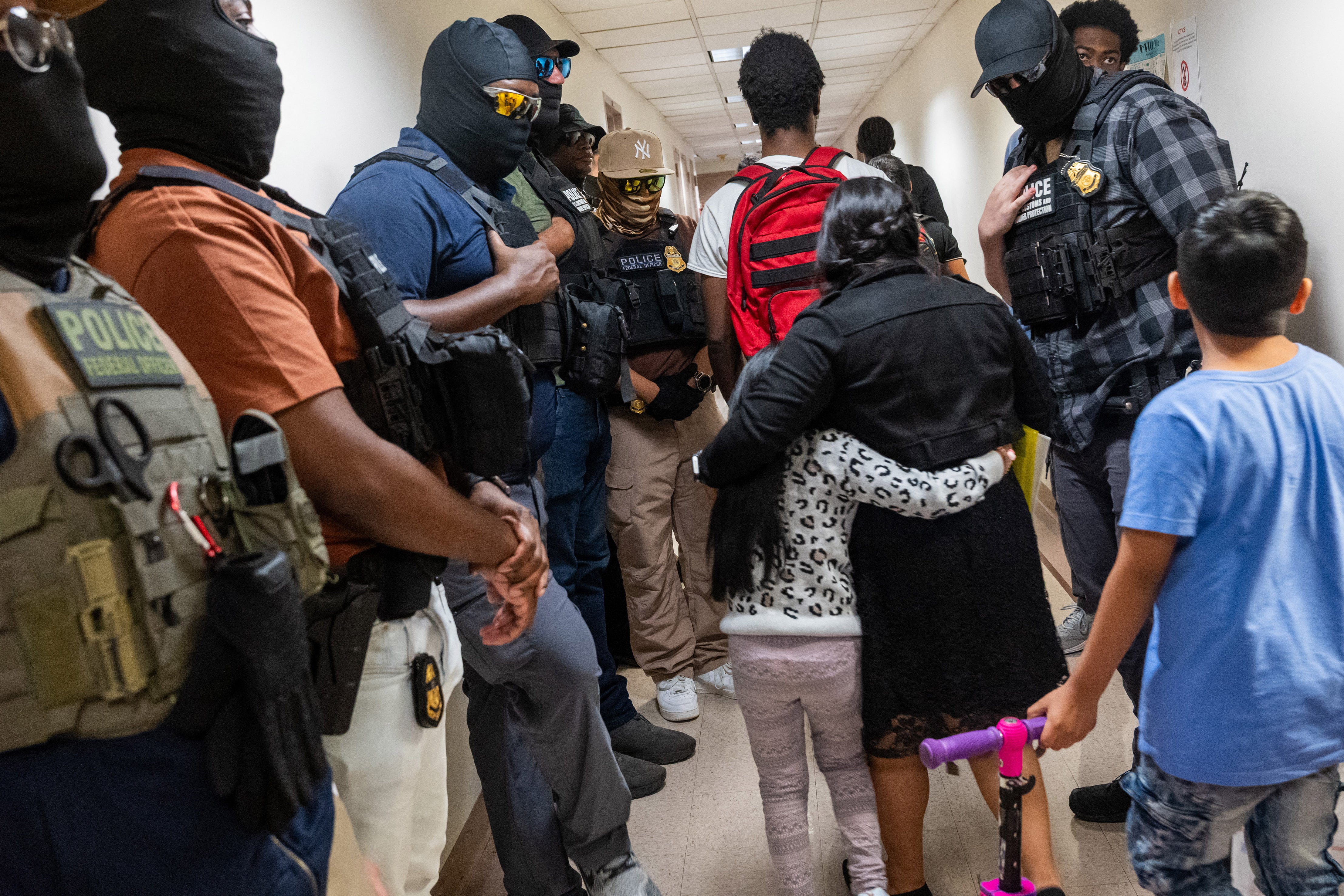 estados unidos  agentes   federales  ICE  tribunal   inmigración  edificio  federal  -24/07/2025