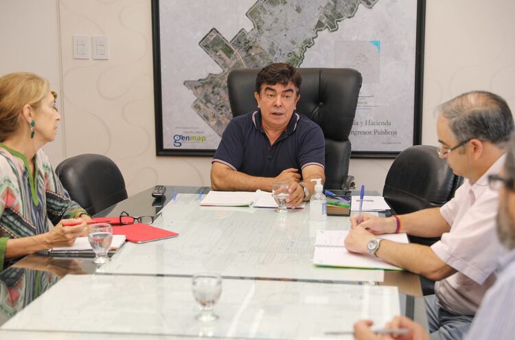 Espinoza sigue las alternativas de la cuarentena junto a su equipo de trabajo.