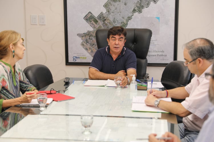 Espinoza sigue las alternativas de la cuarentena junto a su equipo de trabajo.