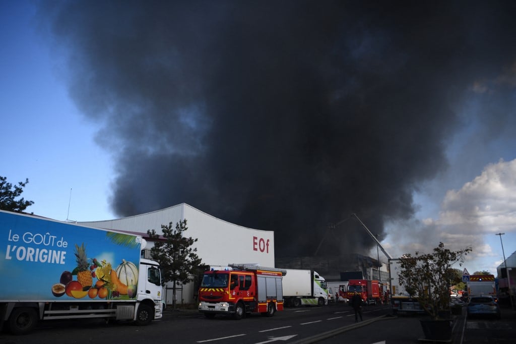 Se incendió en las cercanías de París uno de los mercados de productos frescos más grandes del mundo.