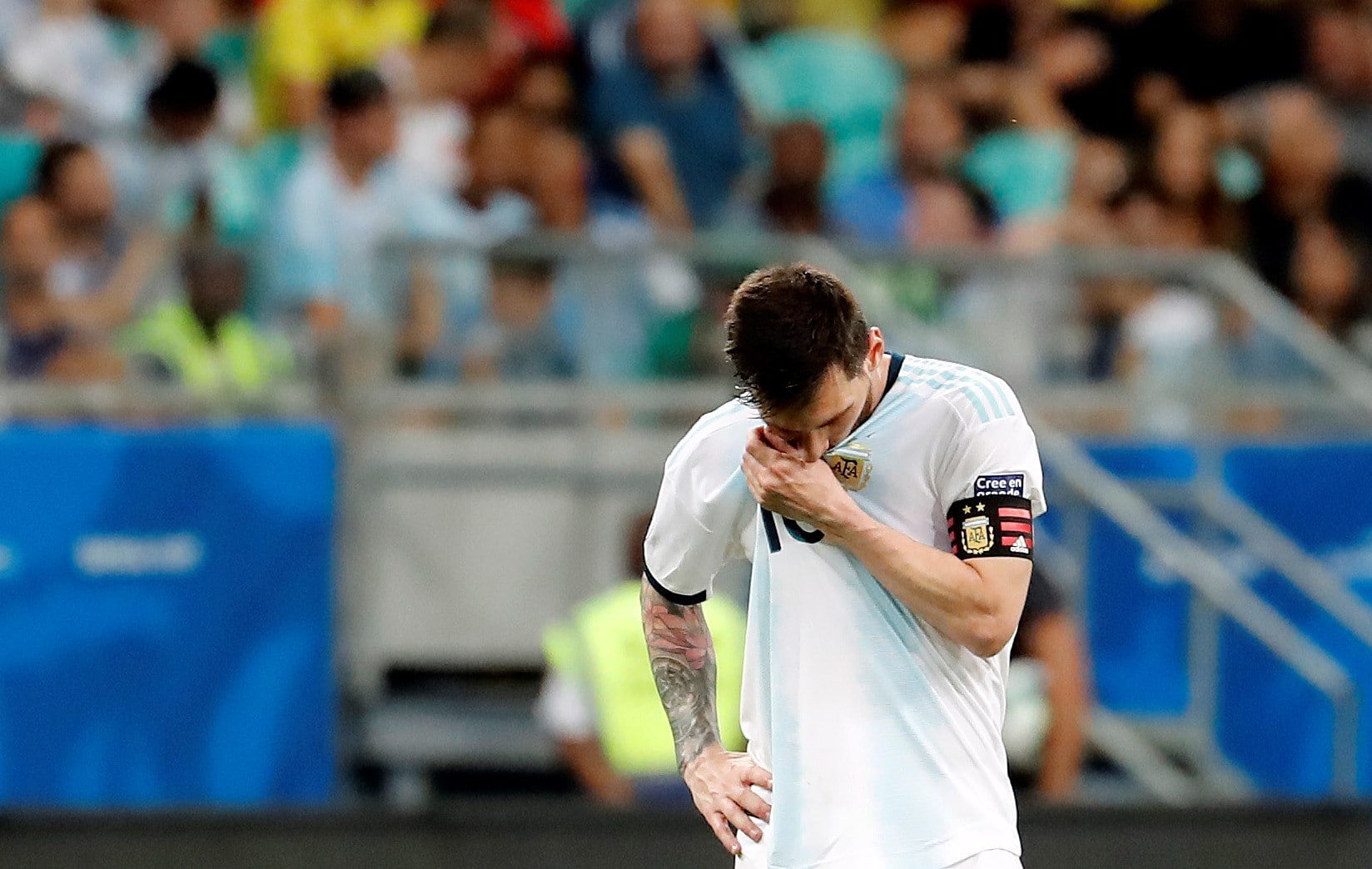 Lionel Messi, la cara al piso. No apareció el juego y no encontró a sus socios.