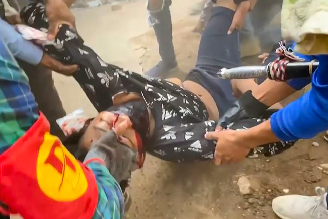 El ejército en Myanmar está reprimiendo las protestas a balazos.