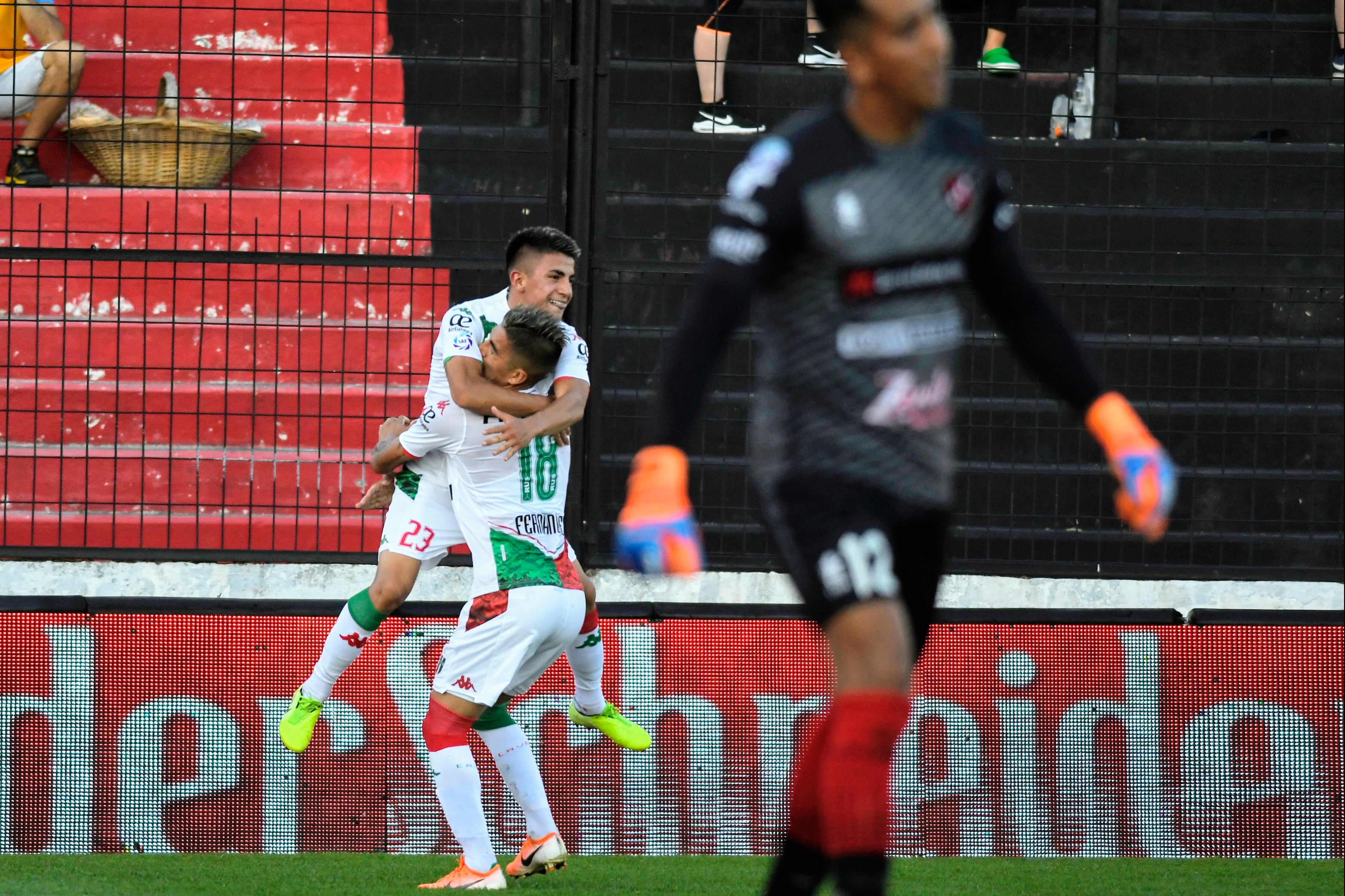 Fernández festeja con Almada, que generó el gol de la victoria de Vélez Sarsfield.