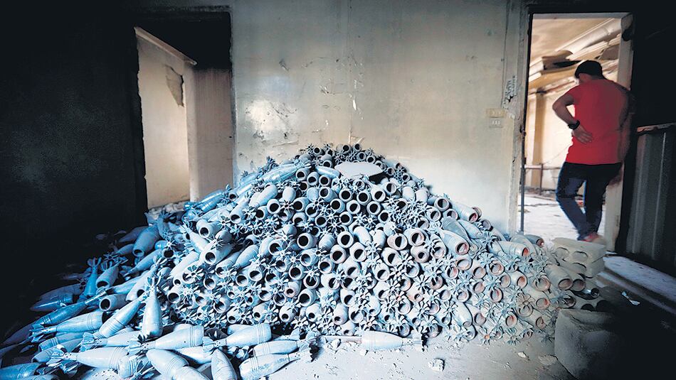 Vista de un almacén de municiones en Duma, localidad reconquistada por el gobierno sirio.