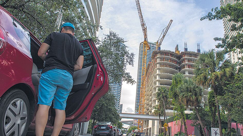 Las más de 25 grúas de construcción en el centro de Miami preocupan a las autoridades.
