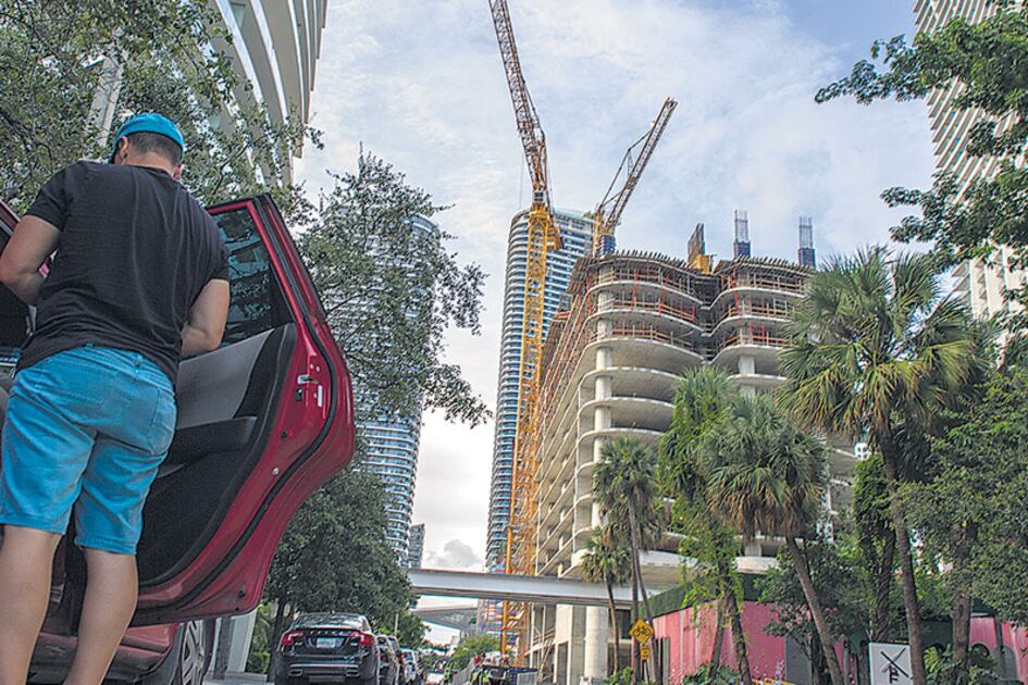 Las más de 25 grúas de construcción en el centro de Miami preocupan a las autoridades.