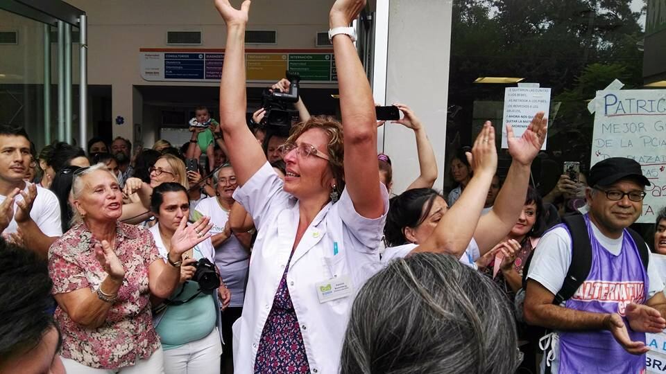 Patricia Rosemberg, una de las directoras, recibe el apoyo del resto de los trabajadores de la maternidad.