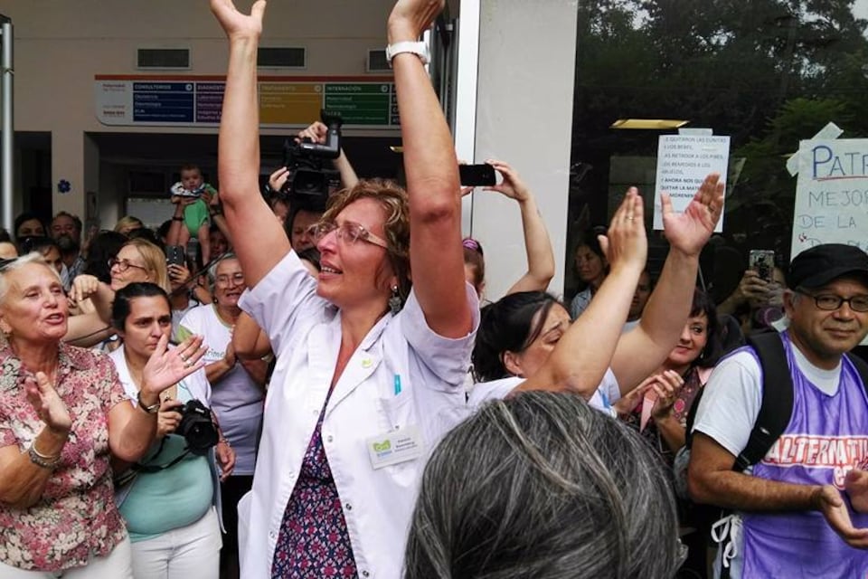 Patricia Rosemberg, una de las directoras, recibe el apoyo del resto de los trabajadores de la maternidad.
